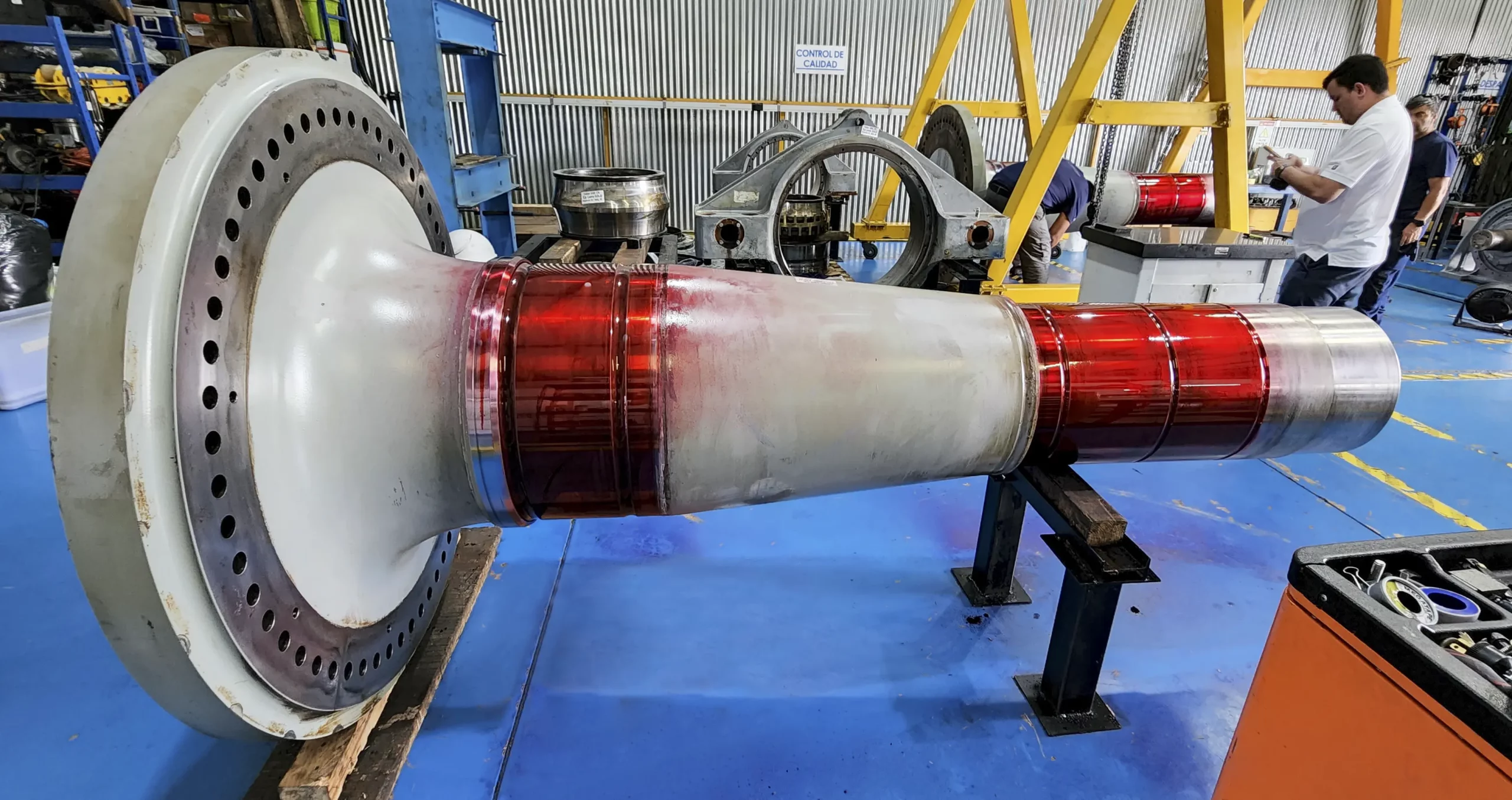 Liquid penetrant test on the main shaft of the Gamesa G8X wind turbine - - ABS Wind Costa Rica Workshop