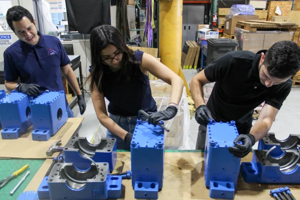 Elena Gómez and Simón Zuloaga at ABS assembling couplings