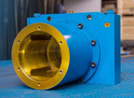 Integrated spindle solution combining one-piece design and split cylindrical roller bearing technology