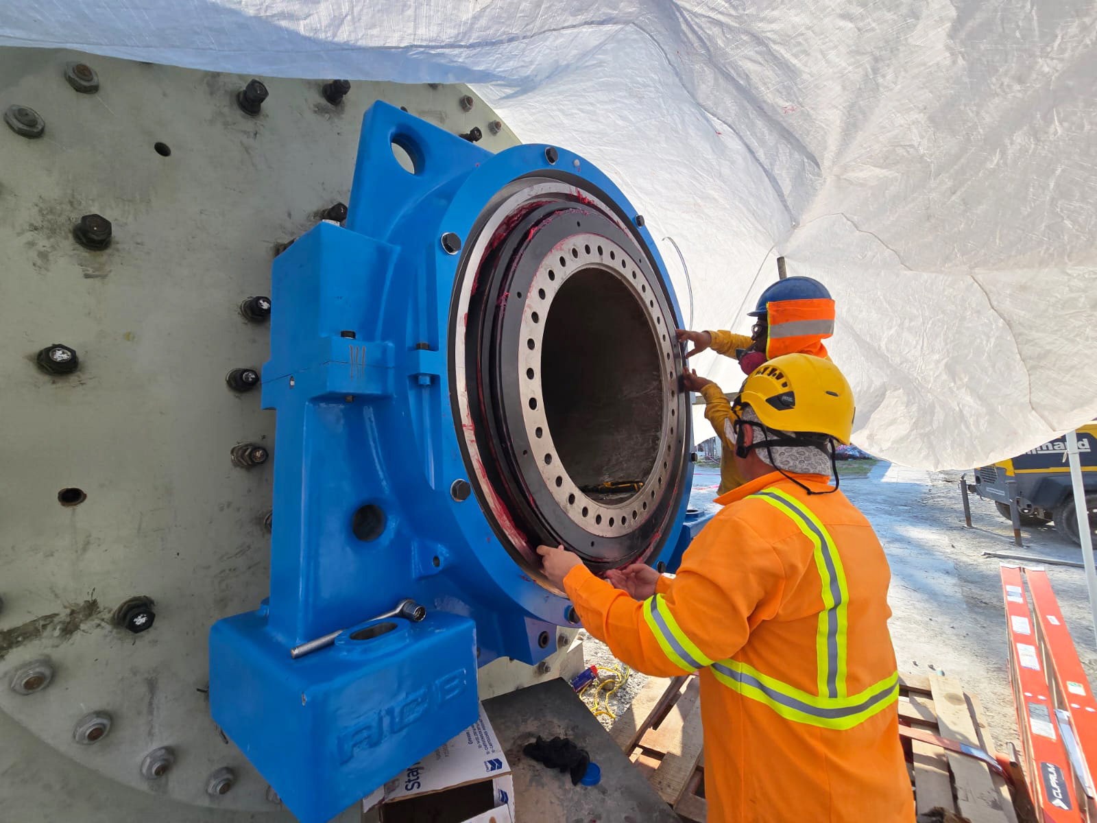 ABS team installing the sealing system on an ACB split bearing housing for a cement mill